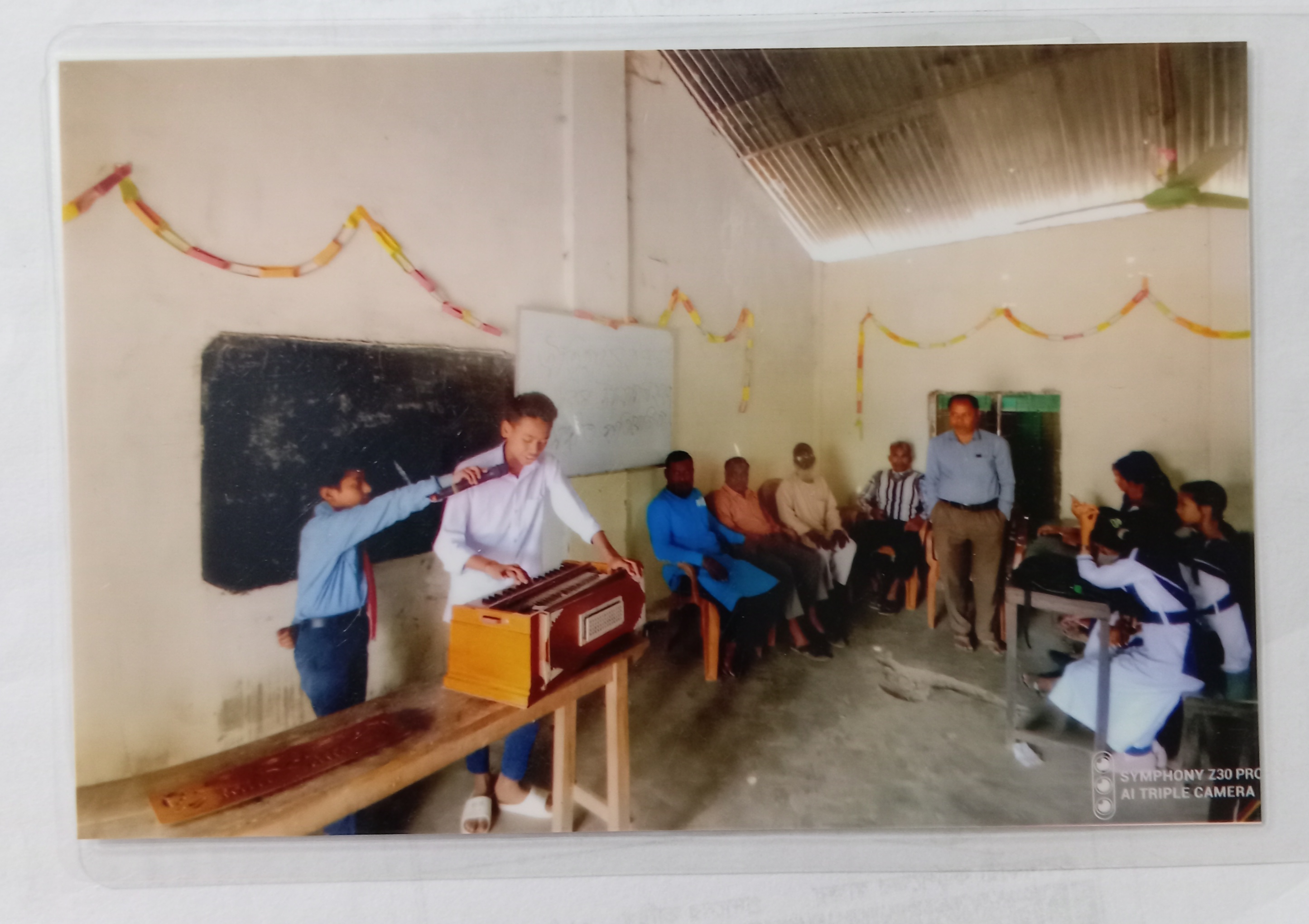 ছাত্র ছাত্রীদের মধ্য সংগীত প্রতিযোগিতা। 