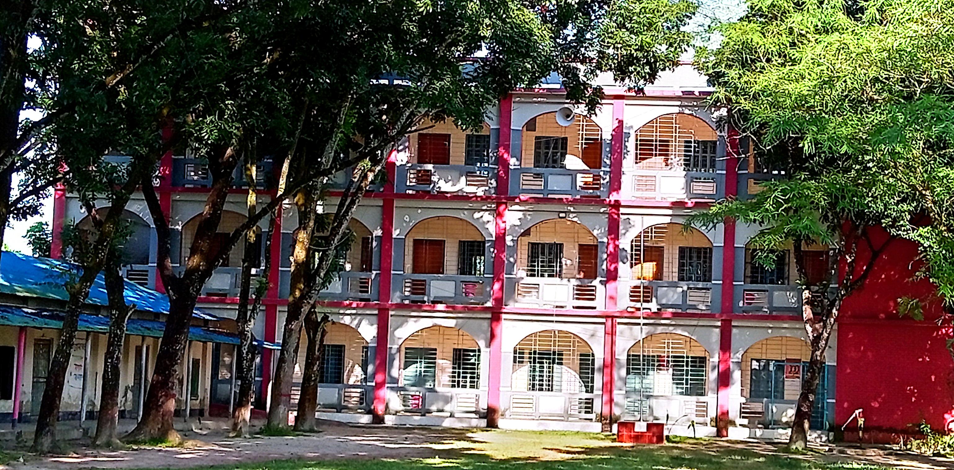 বিদ্যালয়ের ৩তলা একাডেমিক ভবন।